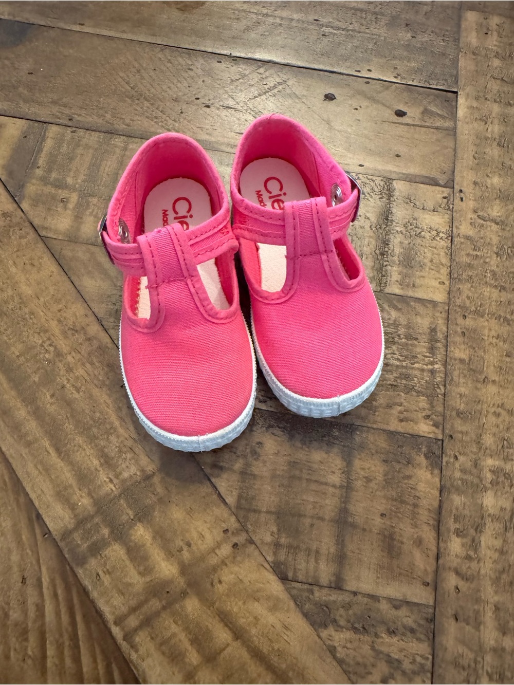 Cienta Kids Bright Pink Canvas T-Strap Sneakers